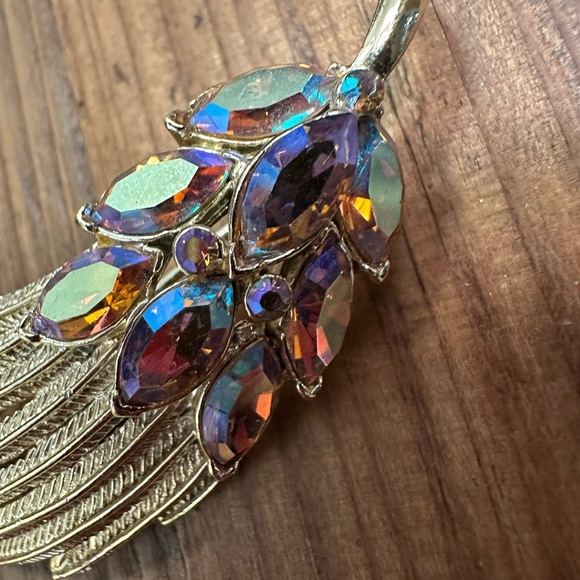 Elegant Gold Feather Brooch with Multicolor Accents - Picture 3 of 4